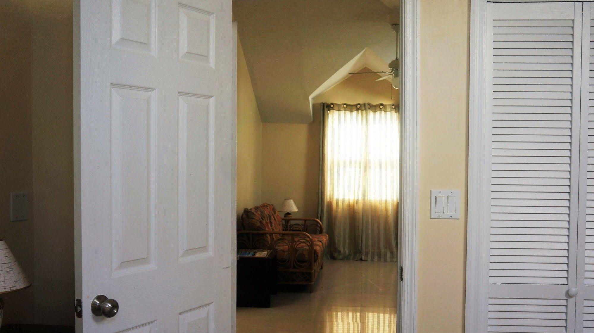 Carib Club Apartment Грейс Бей Екстериор снимка